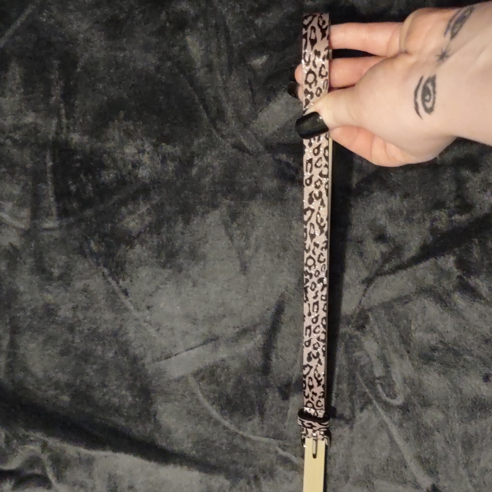 3/15 🦇 Thin pink glitter leopard print belt